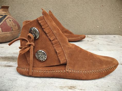 minnetonka moccasin boots